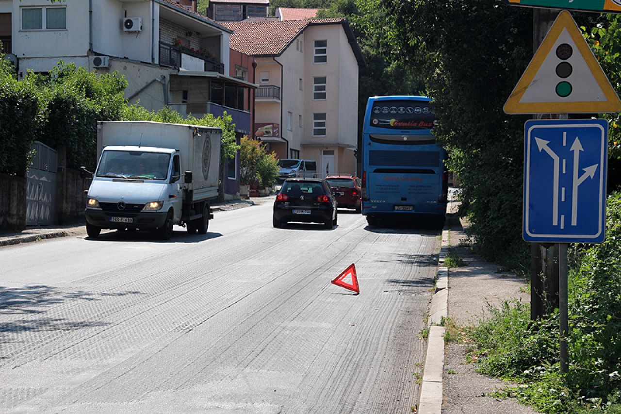 Pokvaren autobus nasred ceste u Mostaru