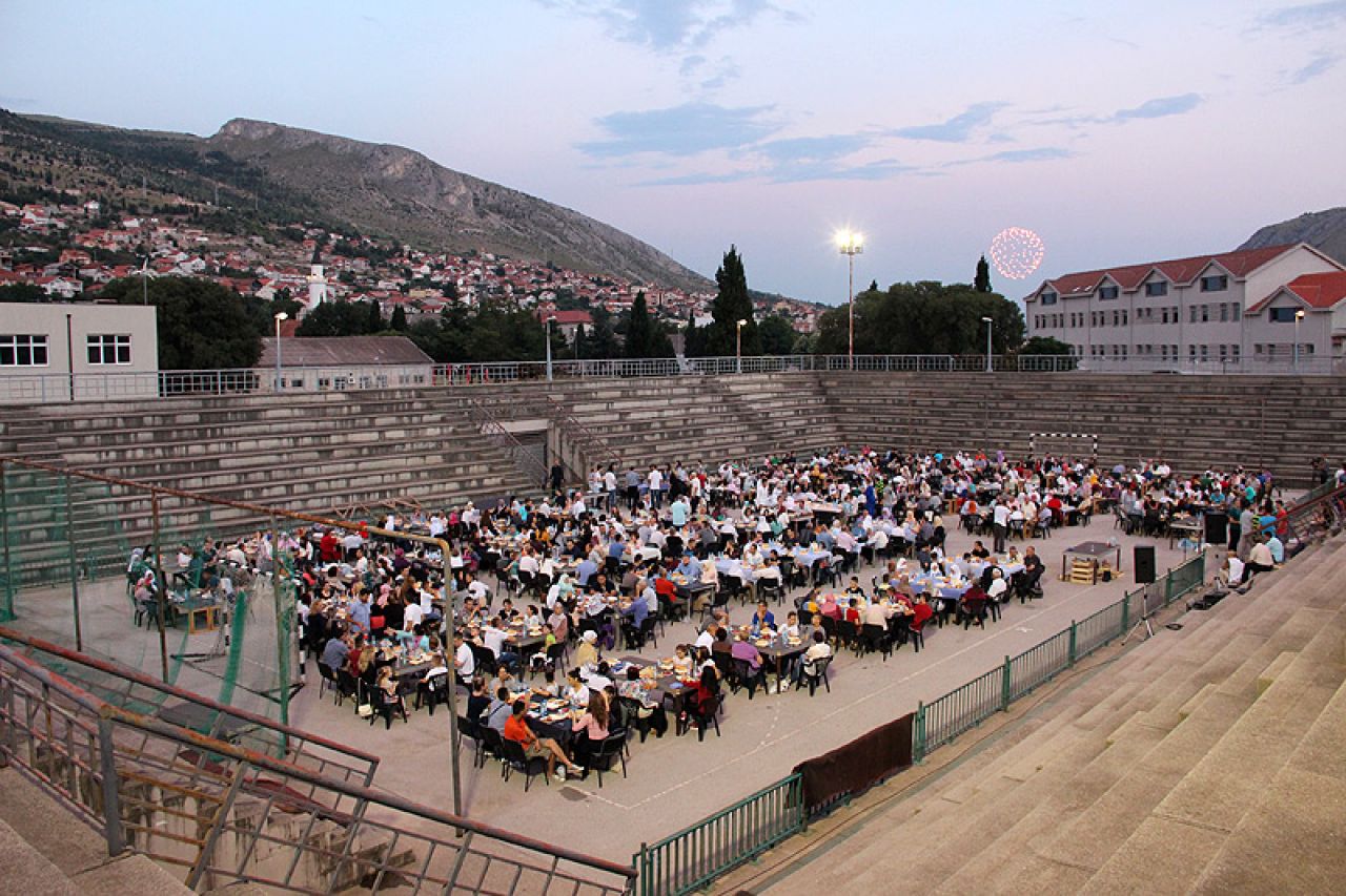 Mostar: Upriličen 11. iftar pod otvorenim nebom