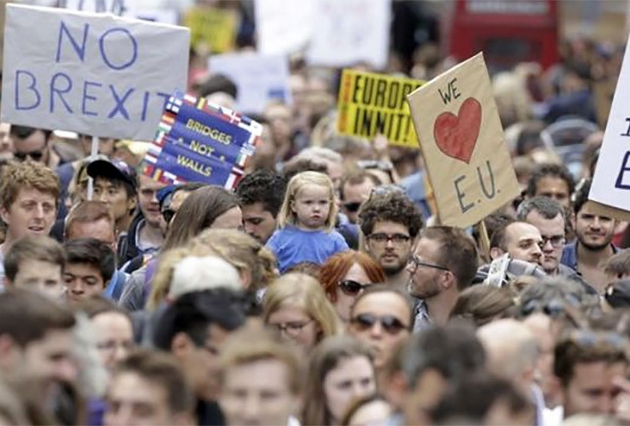 London na nogama: Tisuće prosvjednika na ulicama želi Wrexit