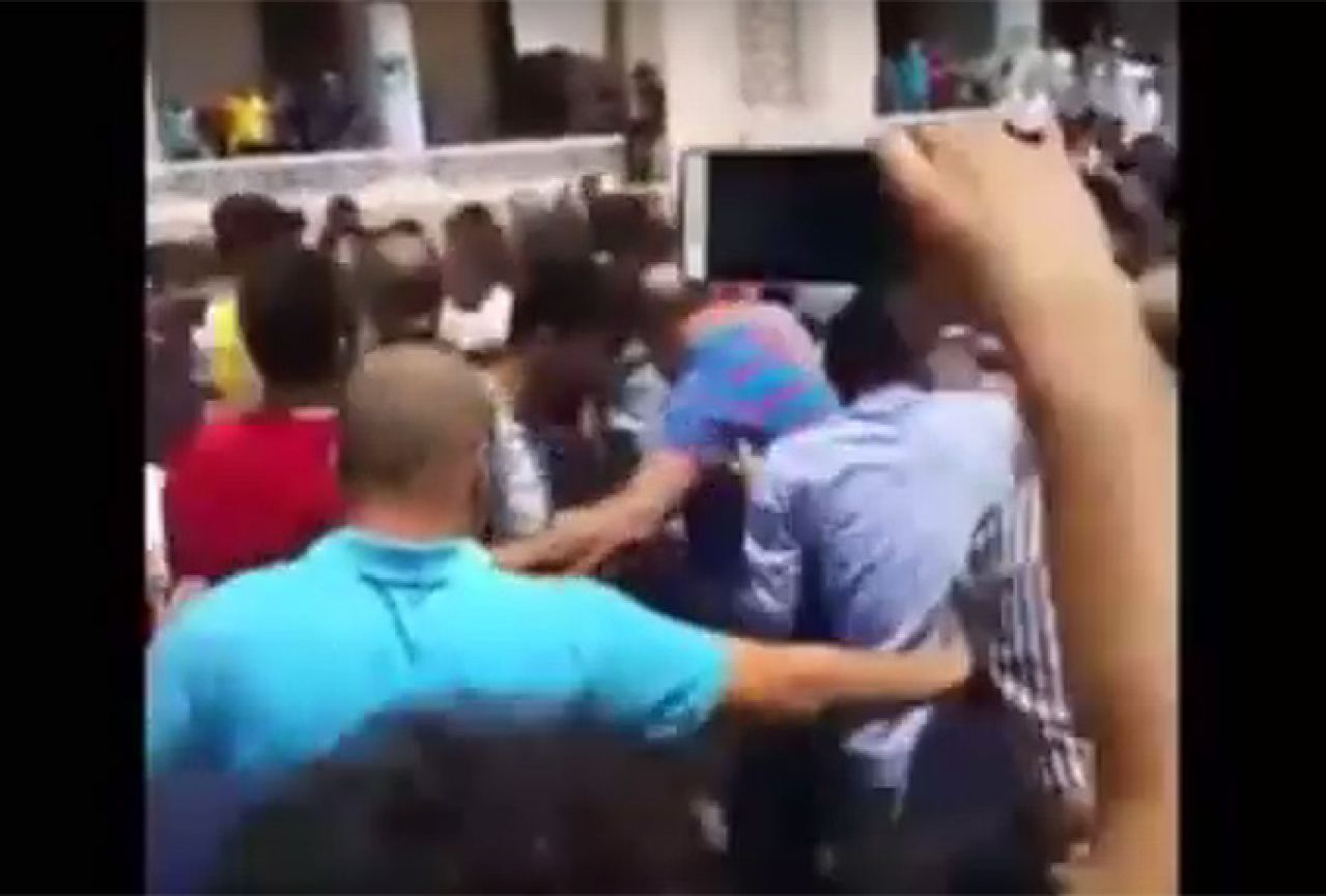 VIDEO | U džamiji viknuo da će se raznijeti, pa ga prebili