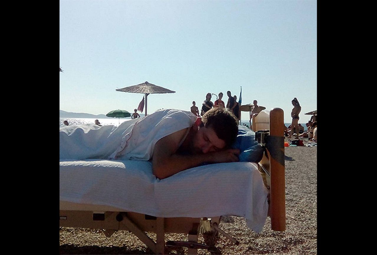 Pravi 'baja': Umjesto ručnika na plažu donio krevet