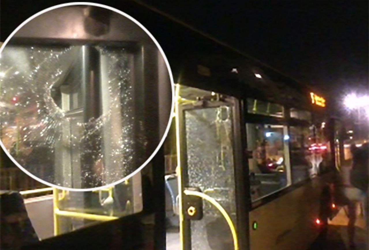 Bacio pivsku bocu na gradski autobus u Splitu; dvije putnice ozlijeđene