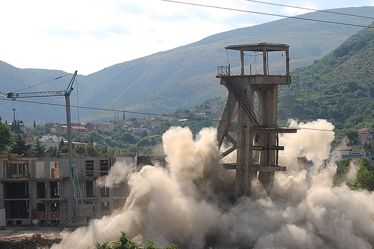 Srušen rudarski toranj u Mostaru