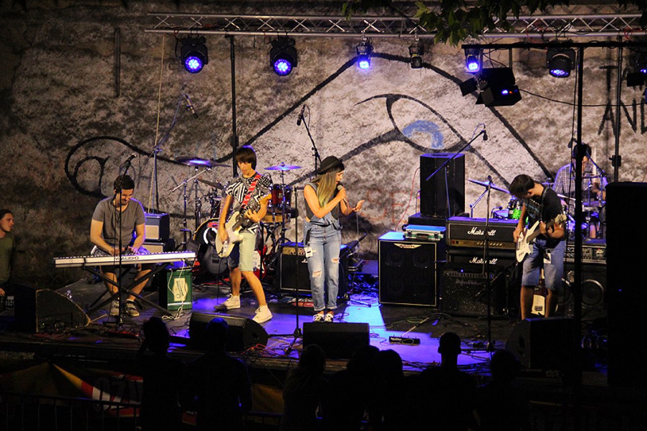 Brkovi razvalili na koncertu u Mostaru
