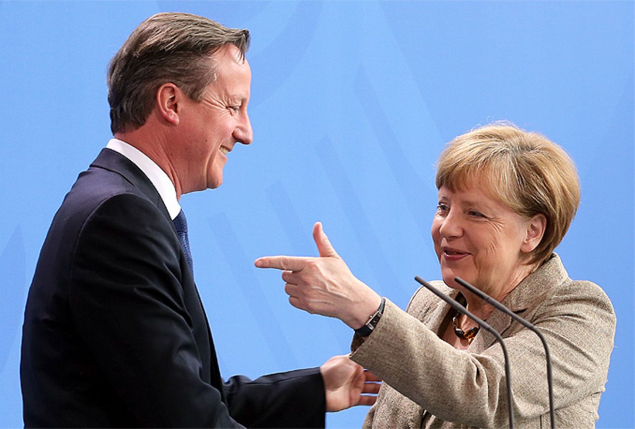 Merkel uvjerena da će London aktivirati članak 50