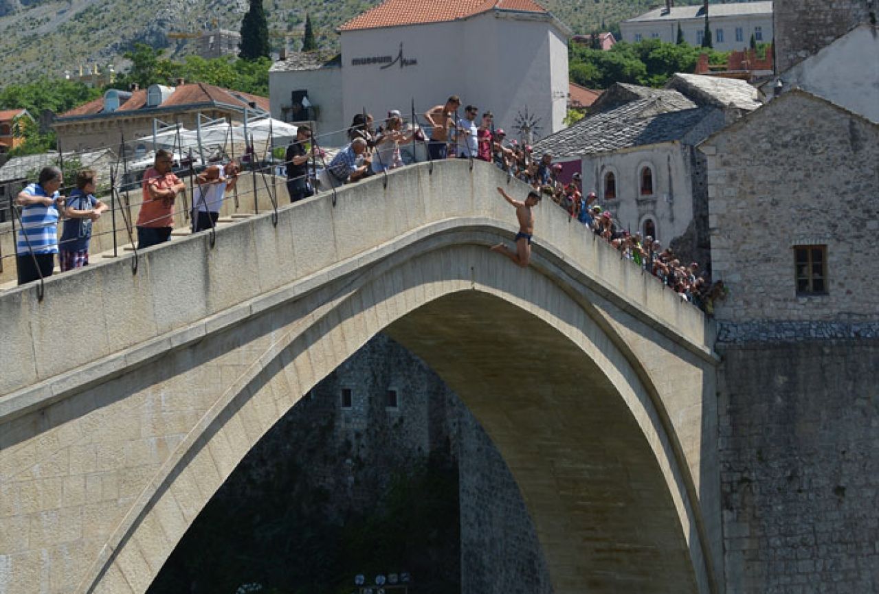 Skok bez aplauza sa Starog mosta za žrtve genocida u Srebrenici