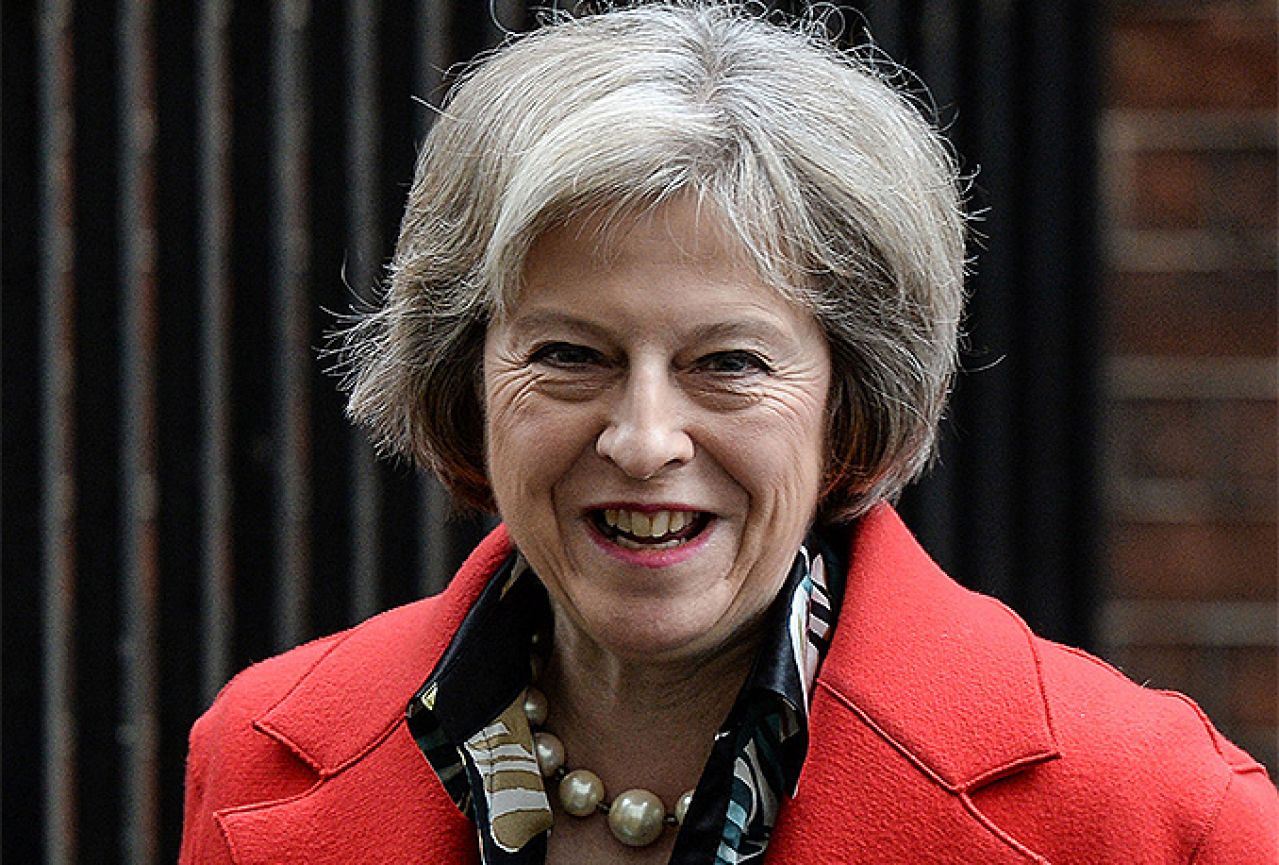 Cameron  podnosi ostavku, Theresa May postaje premijerka