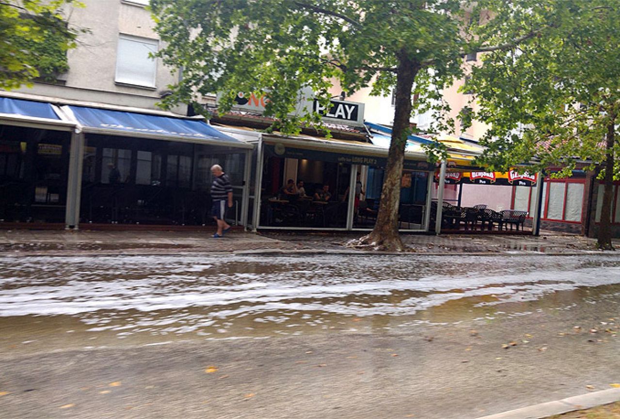 Nevrijeme u Mostaru: Bujica nosila štandove, poplavljeni i ugostiteljski objekti
