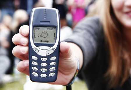 https://storage.bljesak.info/article/163714/450x310/nokia-3310-djevojka.jpg