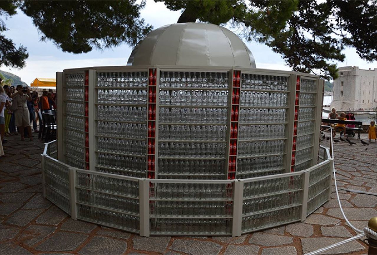 Otkrivena replika Velike Onofrijeve fontane načinjena od 2500 boca Coca- Cole
