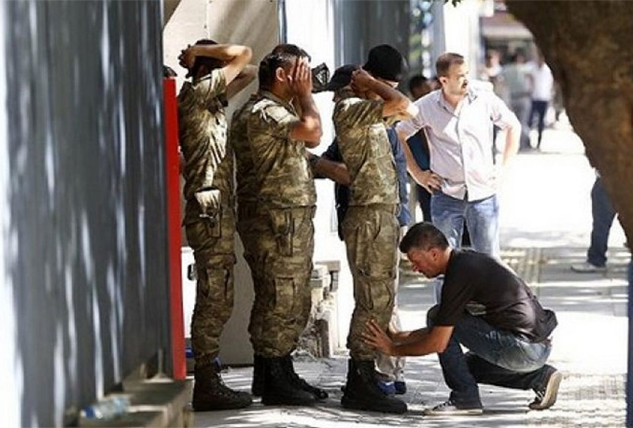 Nova uhićenja u Turskoj: Privedeno još stotinu sudaca, tužitelja i 60 časnika