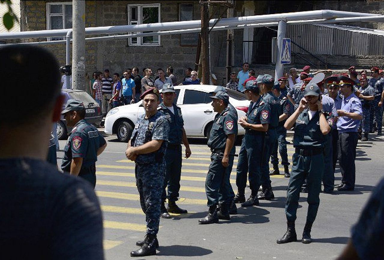 Kriza u Armeniji - Naoružani pobunjenici: 'U tijeku je državni udar!' Vlasti: 'To su neistine'