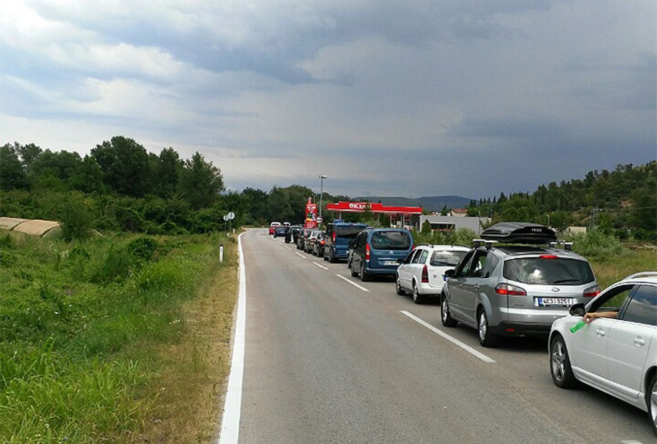 Gužve na graničnim prijelazima: Najveća gužva na Doljanima