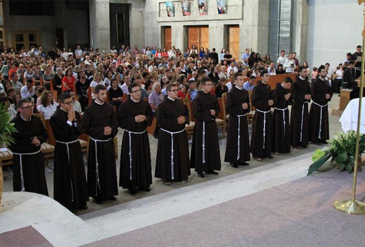 Oblačenje fratara u Mostaru: Jedanaestorica novaka obukla redovničko odijelo
