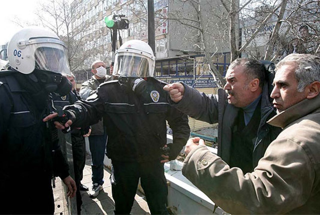 Ranjen zamjenik načelnika istanbulske općine; pucnjava ispred suda u Ankari