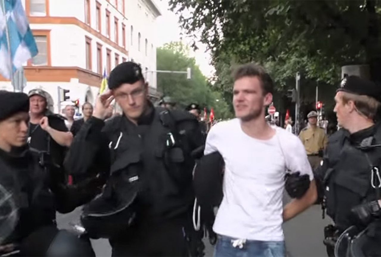 München: Okršaj Pokemon fanova, antifašista i Pegide