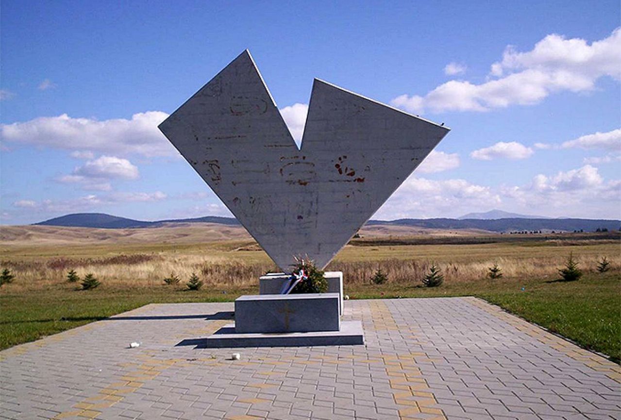 Na Kupreškom polju obnovljen spomenik vukovarskim braniteljima