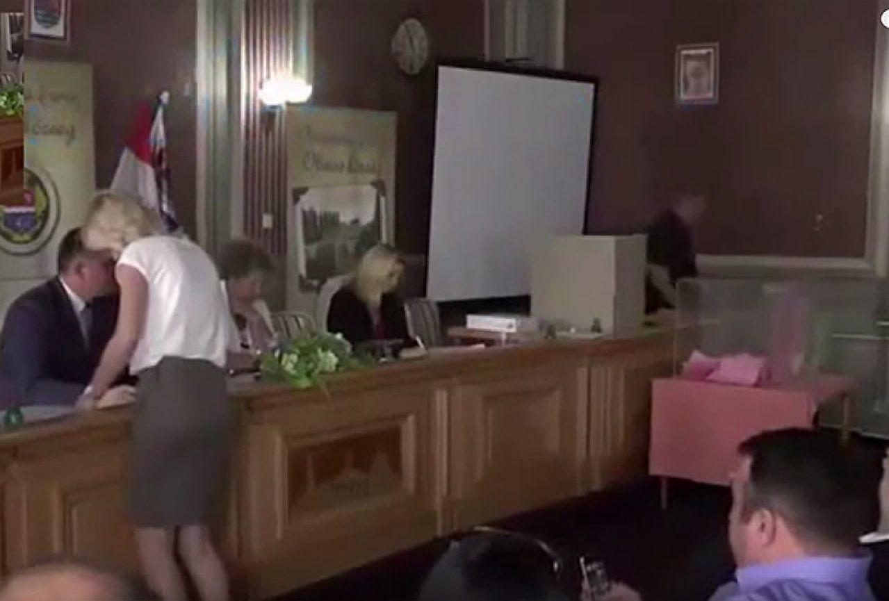 VIDEO | Predsjednik općinske skupštine snimao kolegicinu zadnjicu