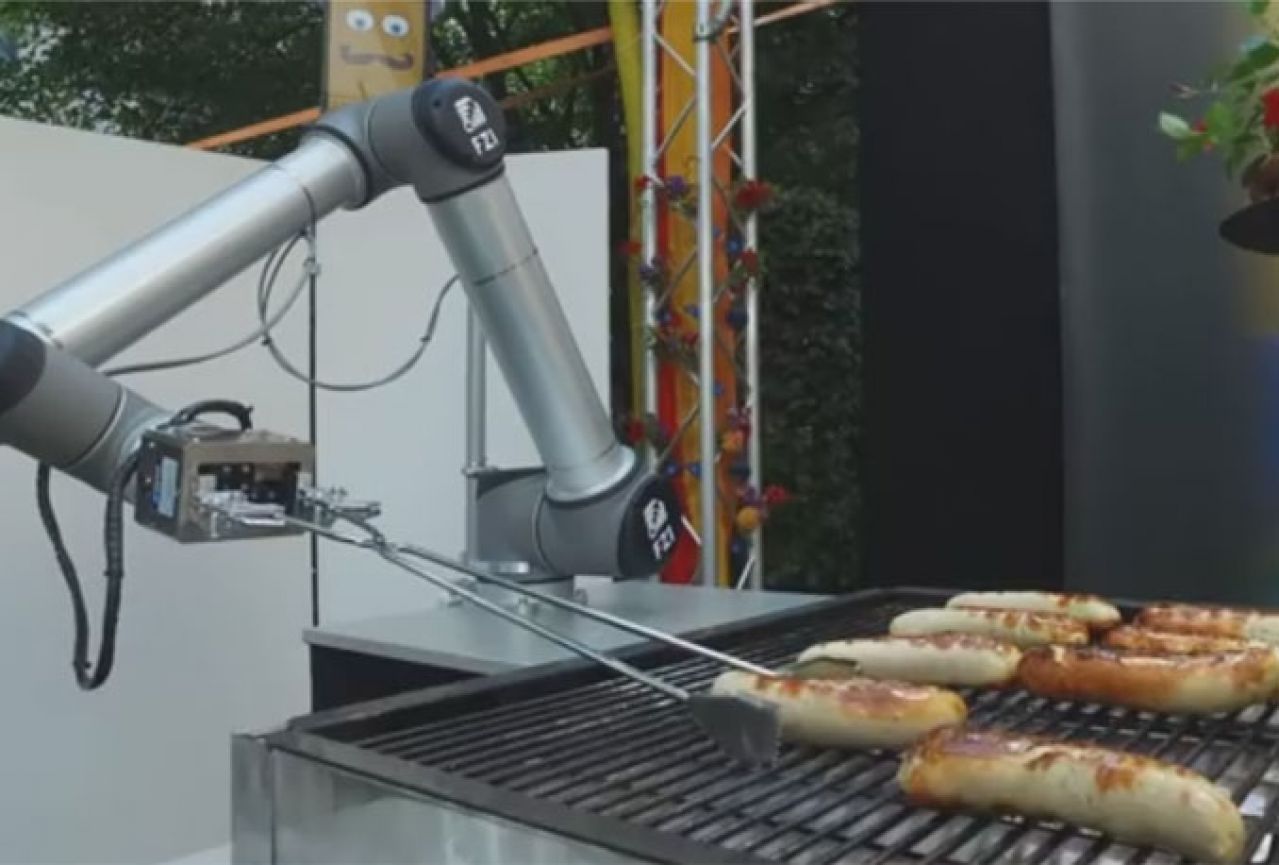 Pogledajte izum koji oduševljava - robot koji peče roštilj