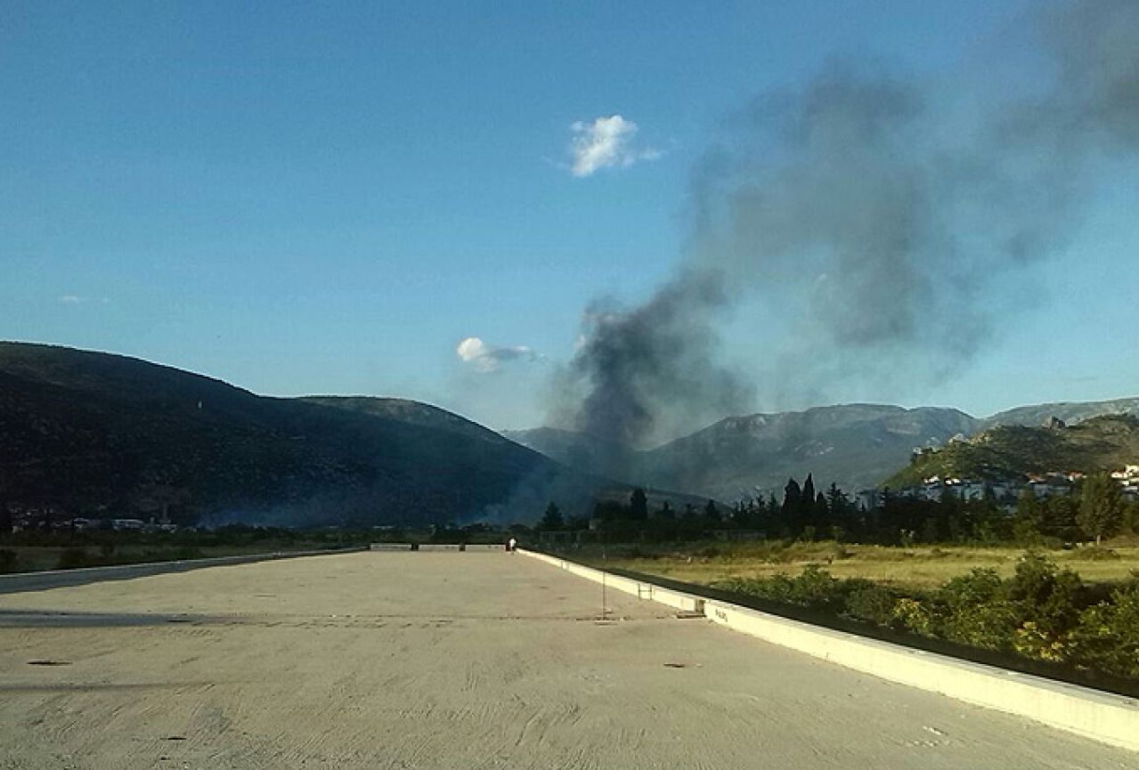 Mostar: Požar zahvatio travu i nisko raslinje