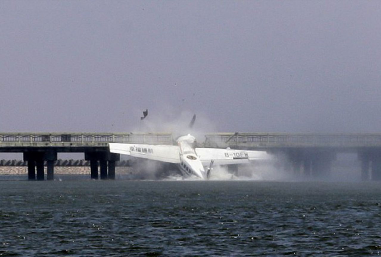 Avion udario u most, poginulo pet osoba