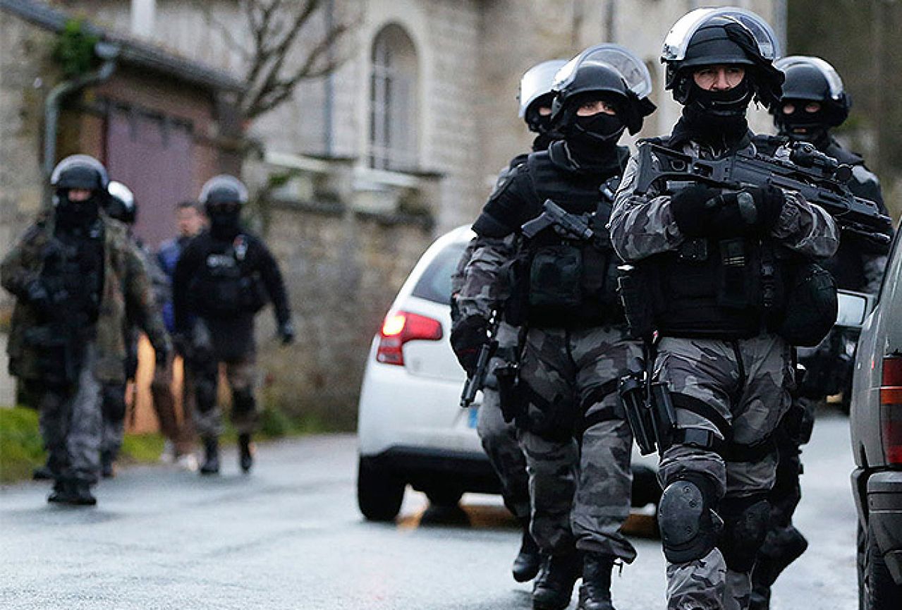 Francuska se policijskim akcijama bori protiv terorizma