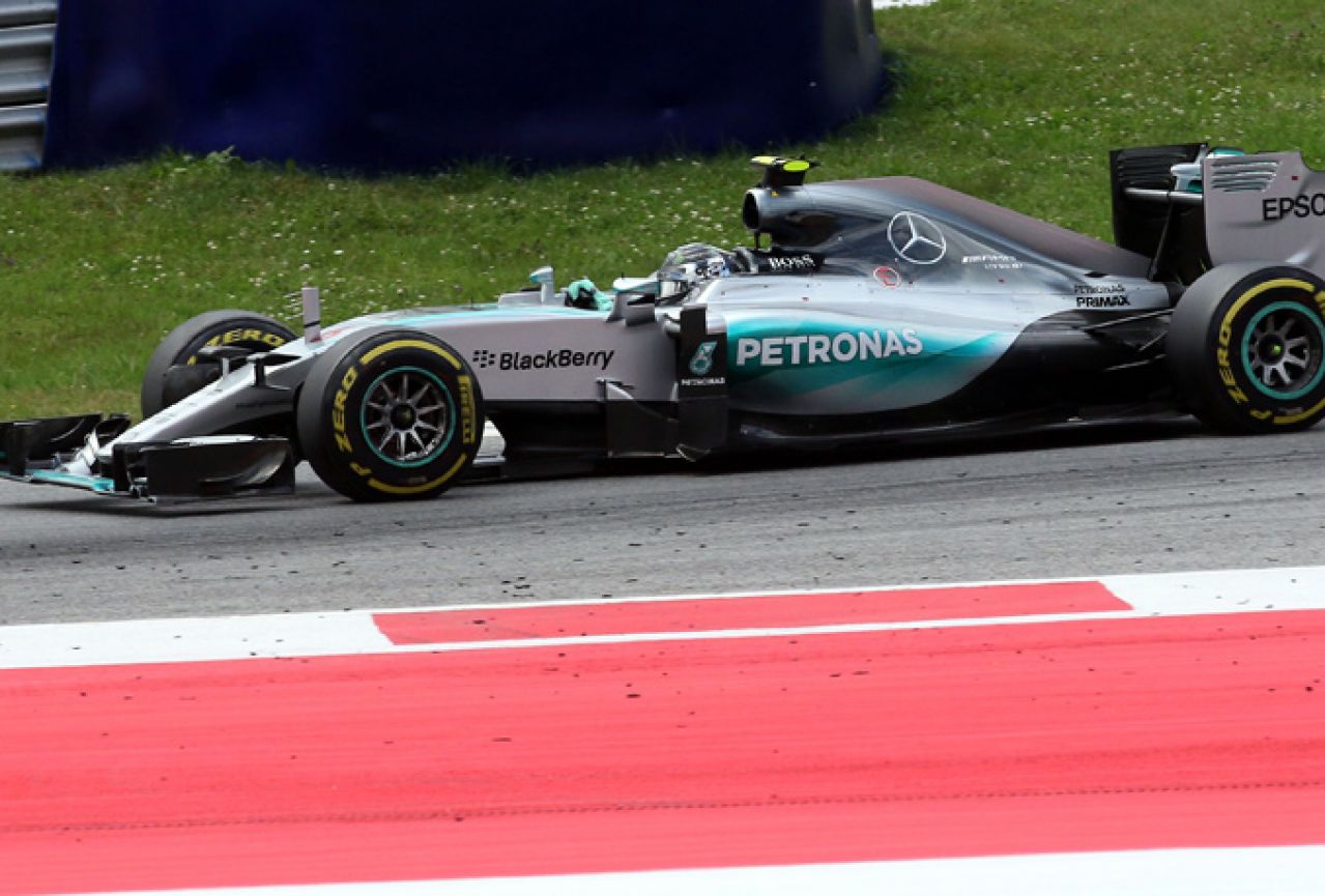 Rosberg na vrhu, Hamilton u zidu