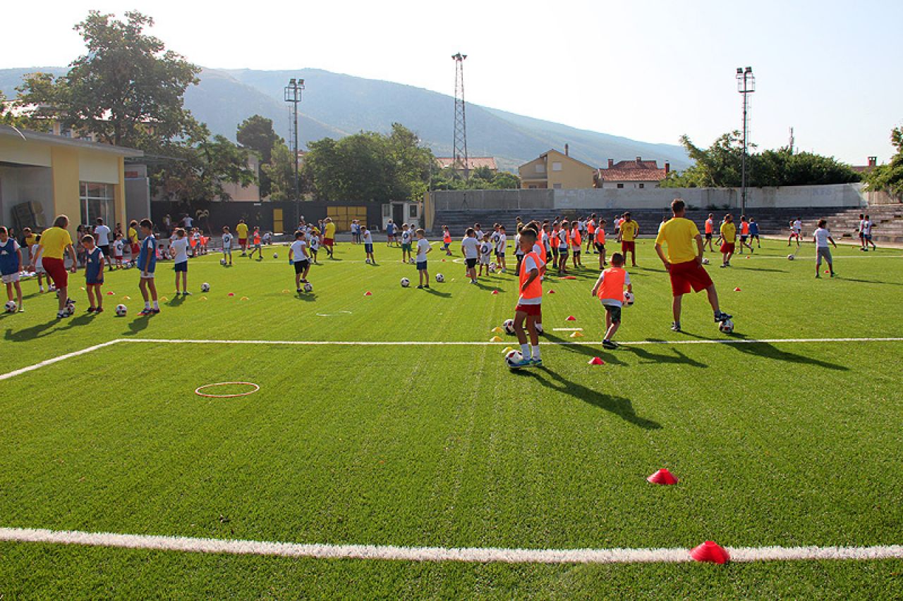 Mostar: Školi nogometa odazvalo se oko 100 djece