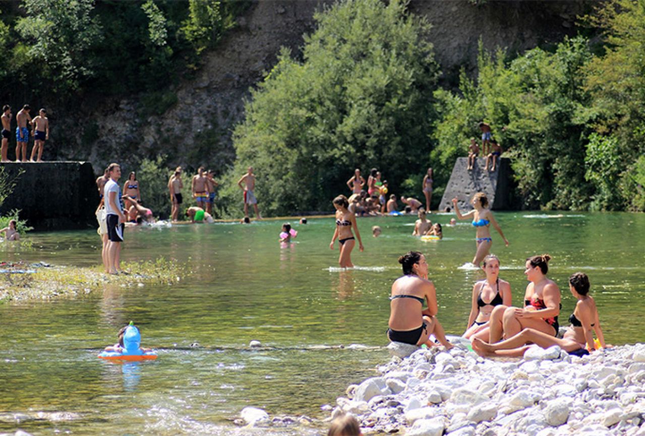 Druženje i sport: U Jablanici održan turnir u odbojci na pjesku