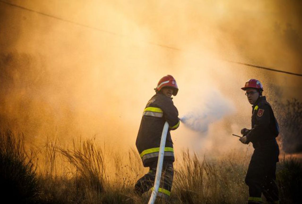 Požar kod Dugopolja i dalje aktivan