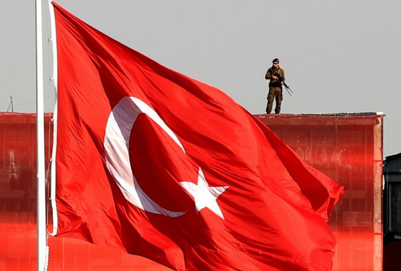 Crvene zastave za demokraciju preplavile središte Istanbula