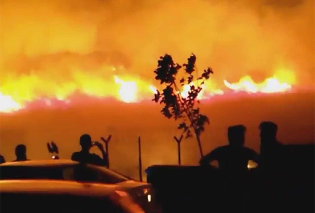 VIDEO | Turska: Veliki požar u blizini NATO baze