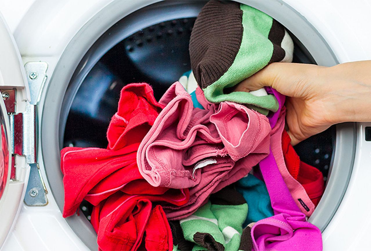 Kako raširiti majicu koja se skupila u pranju?