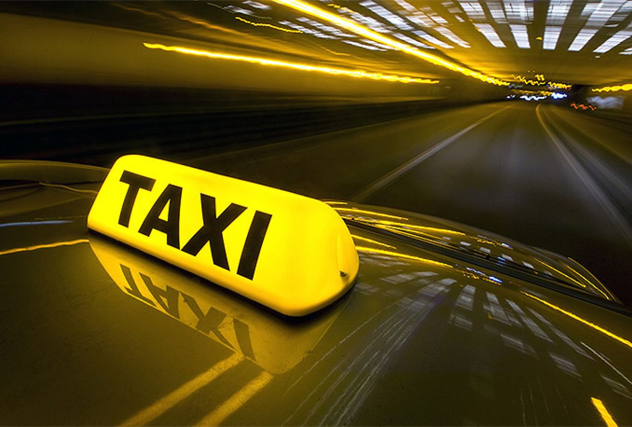 Naručivanje taksi usluga putem pametnih telefona