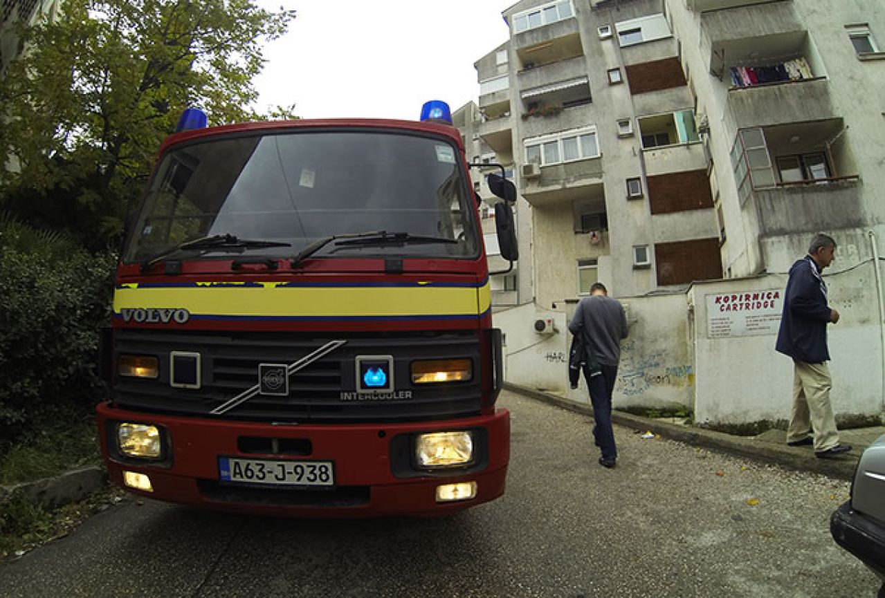 Vatrogasci u Hercegovini gasili travu i smeće, otvarali stanove