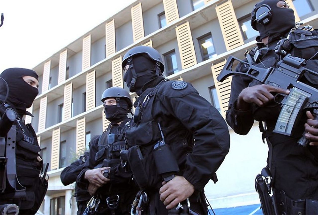 Zbog terorističkih napada Hollande najavio osnivanje nacionalne garde