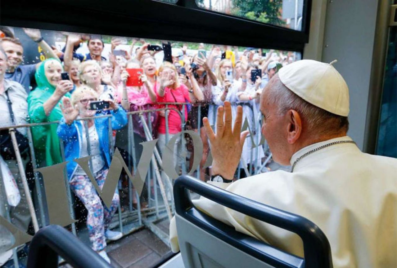 Papa se provozao tramvajem u bojama Vatikana