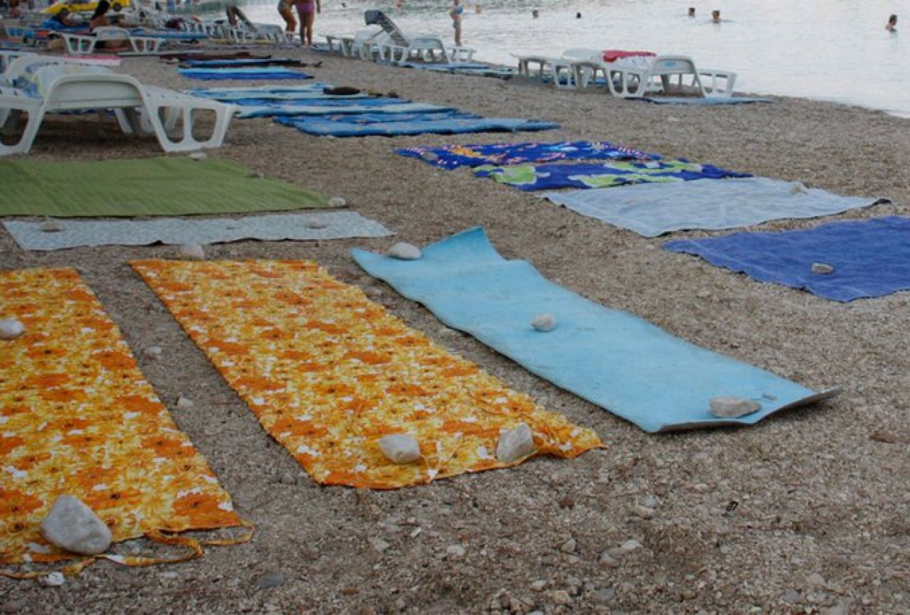 Hrvatska: Bijesni mještani zapalili sve ručnike ostavljene na plaži