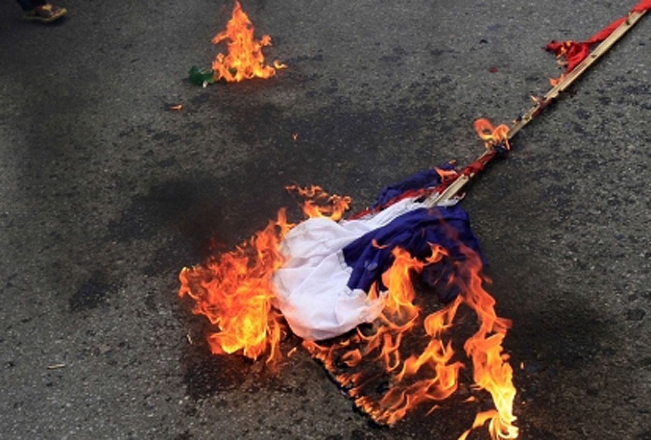 Službeni prosvjed Srbije zbog paljenja zastava u BiH