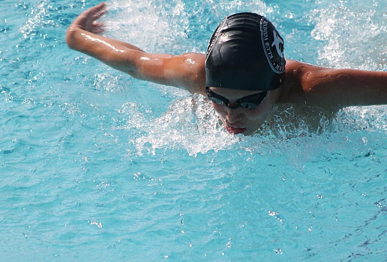 Plivači iz Mostara i Kragujevca na revijalnom natjecanju
