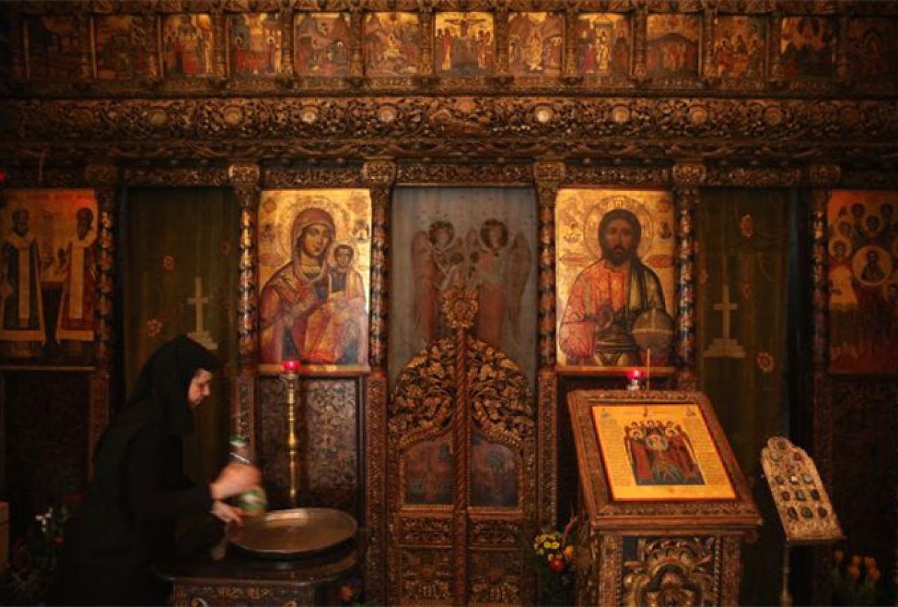 Anarhisti upali u crkvu u Grčkoj i prekinuli misu 