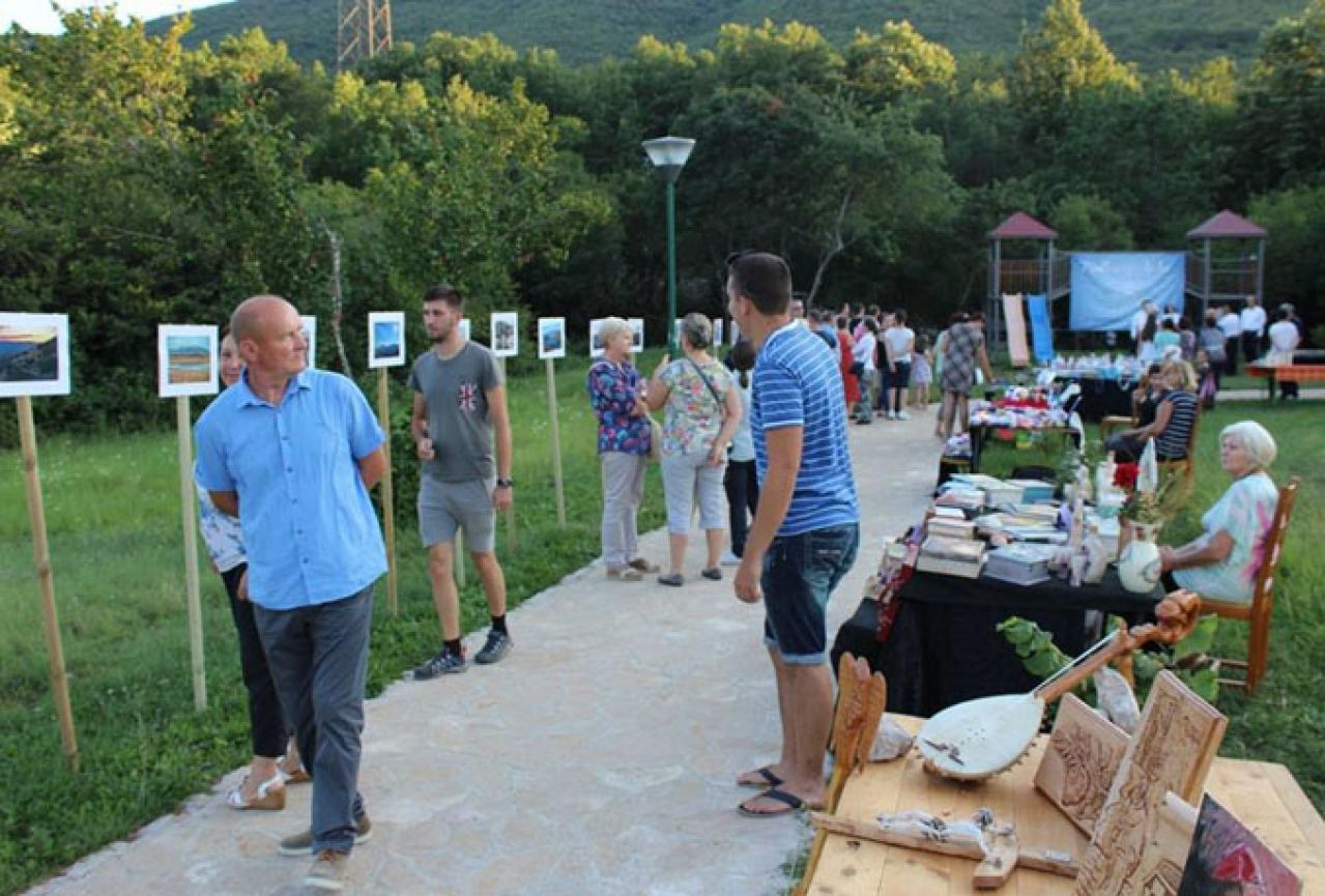 Izložba s foto natječaja i izložba umjetnika amatera