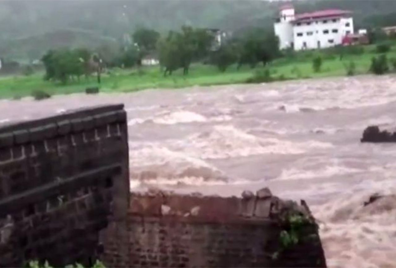 Urušio se most na rijeci u Indiji: Najmanje 22 osobe nestale