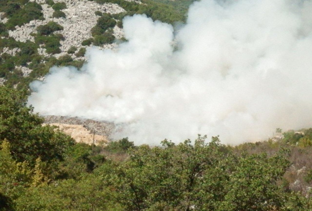 U Neumu otežano disanje zbog požara na deponiji 