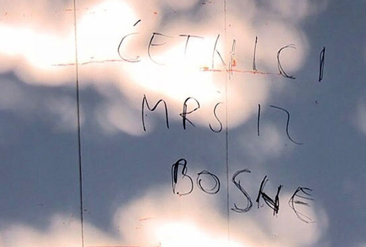 Polomili antene i ispisali grafit "Četnici, marš iz Bosne"