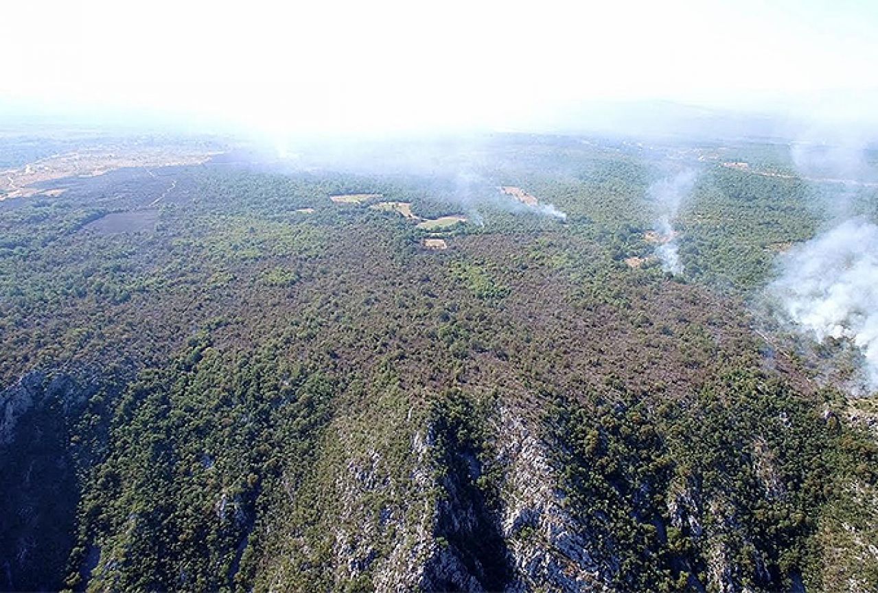 Hercegovina i dalje gori: Vatrogasci intervenirali 26 puta