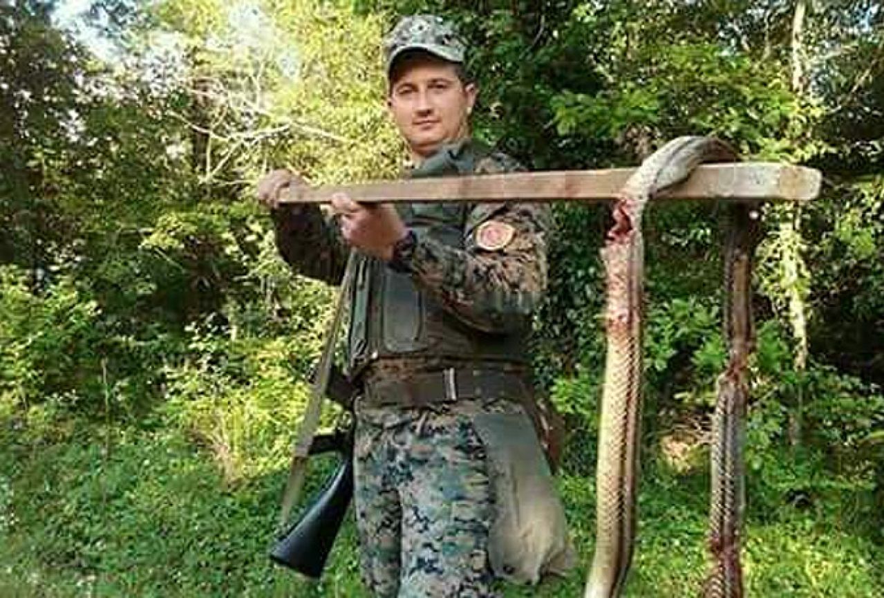Vojnik OS BiH u Donjem Vakufu ubio zmiju dugu tri metra