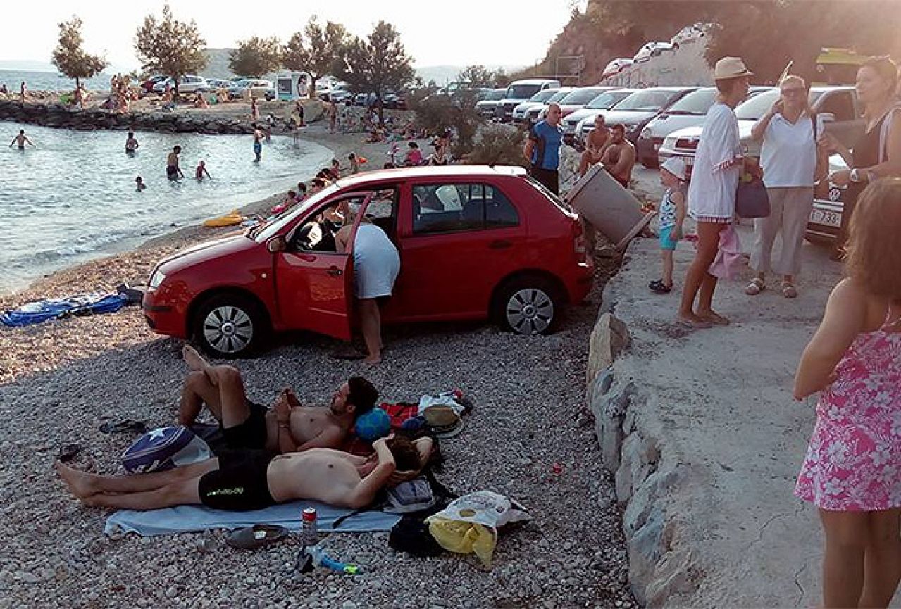 'Parkirala' automobil nasred plaže
