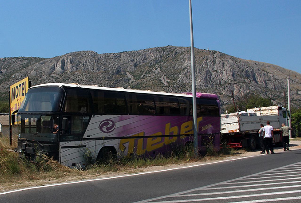 Mostar: Autobus sletio s ceste