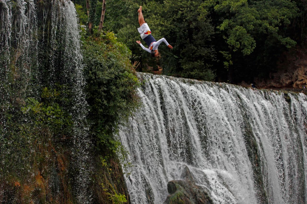 Legenda cliff divinga Orlando Duque skakao sa vodopada u Jajcu